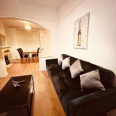 Cute Spacious 2 Bedroom House, Sleeps 8, Free Street Parking, Easy Access Lock Box Entry, 2 Minute Drive From City Centre Ліверпуль Екстер'єр фото