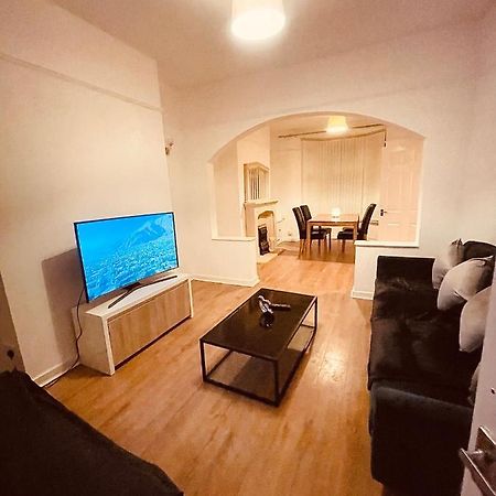 Cute Spacious 2 Bedroom House, Sleeps 8, Free Street Parking, Easy Access Lock Box Entry, 2 Minute Drive From City Centre Ліверпуль Екстер'єр фото