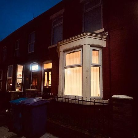 Cute Spacious 2 Bedroom House, Sleeps 8, Free Street Parking, Easy Access Lock Box Entry, 2 Minute Drive From City Centre Ліверпуль Екстер'єр фото