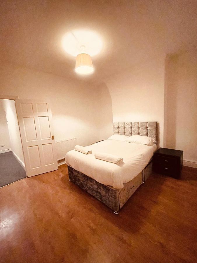 Cute Spacious 2 Bedroom House, Sleeps 8, Free Street Parking, Easy Access Lock Box Entry, 2 Minute Drive From City Centre Ліверпуль Екстер'єр фото