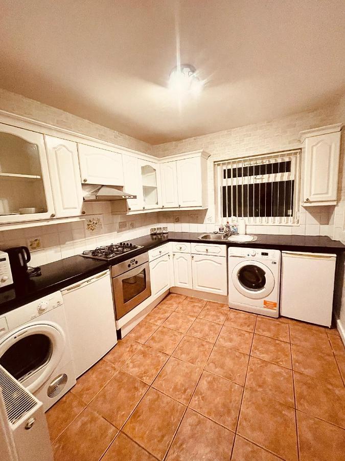 Cute Spacious 2 Bedroom House, Sleeps 8, Free Street Parking, Easy Access Lock Box Entry, 2 Minute Drive From City Centre Ліверпуль Екстер'єр фото