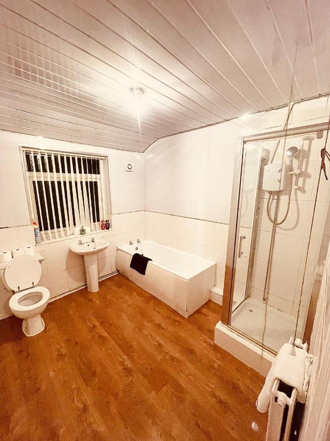 Cute Spacious 2 Bedroom House, Sleeps 8, Free Street Parking, Easy Access Lock Box Entry, 2 Minute Drive From City Centre Ліверпуль Екстер'єр фото