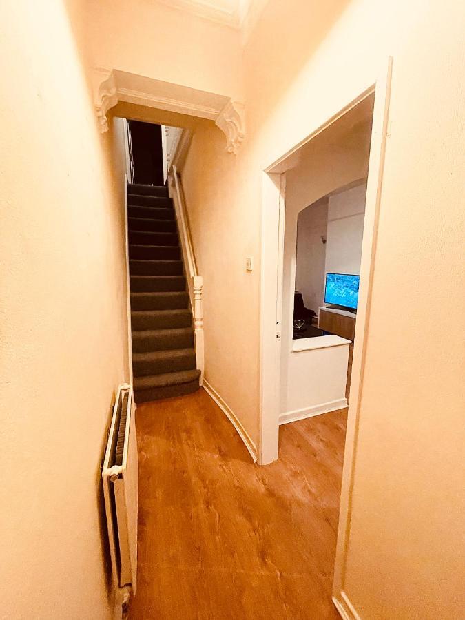 Cute Spacious 2 Bedroom House, Sleeps 8, Free Street Parking, Easy Access Lock Box Entry, 2 Minute Drive From City Centre Ліверпуль Екстер'єр фото