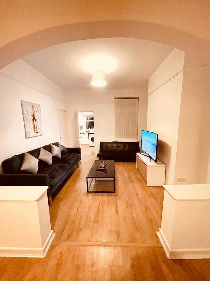 Cute Spacious 2 Bedroom House, Sleeps 8, Free Street Parking, Easy Access Lock Box Entry, 2 Minute Drive From City Centre Ліверпуль Екстер'єр фото