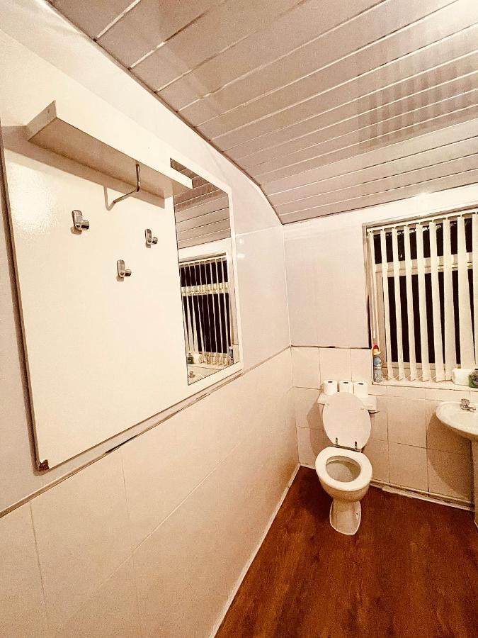 Cute Spacious 2 Bedroom House, Sleeps 8, Free Street Parking, Easy Access Lock Box Entry, 2 Minute Drive From City Centre Ліверпуль Екстер'єр фото