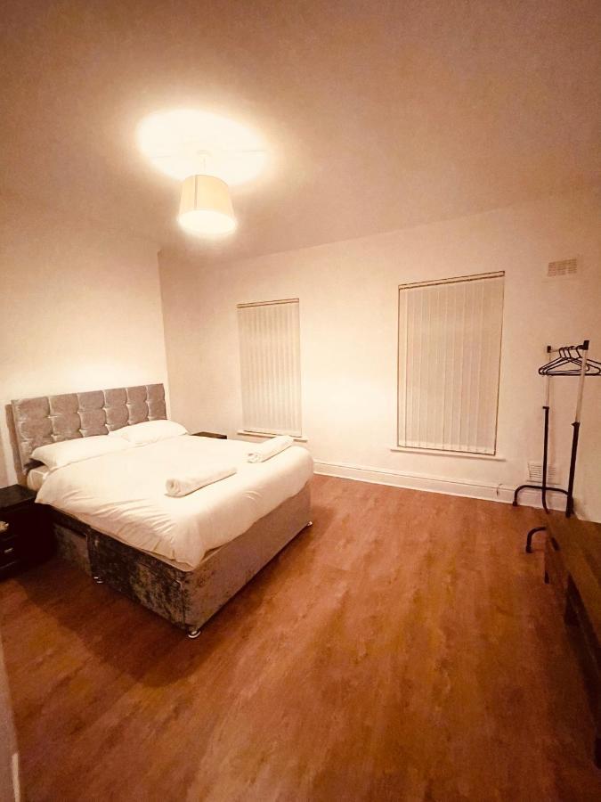 Cute Spacious 2 Bedroom House, Sleeps 8, Free Street Parking, Easy Access Lock Box Entry, 2 Minute Drive From City Centre Ліверпуль Екстер'єр фото