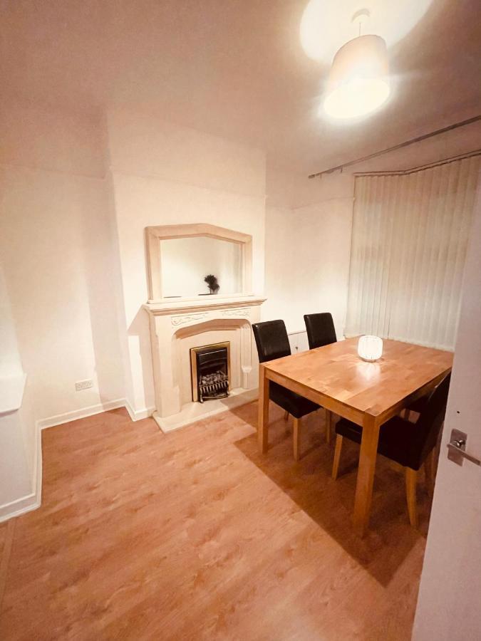 Cute Spacious 2 Bedroom House, Sleeps 8, Free Street Parking, Easy Access Lock Box Entry, 2 Minute Drive From City Centre Ліверпуль Екстер'єр фото
