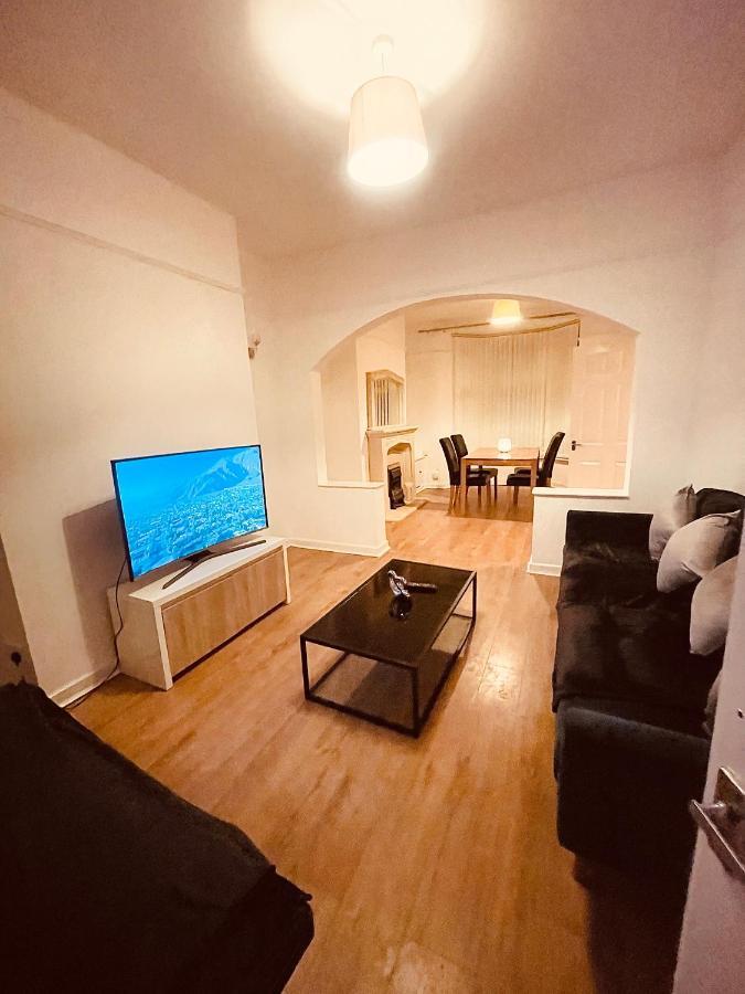 Cute Spacious 2 Bedroom House, Sleeps 8, Free Street Parking, Easy Access Lock Box Entry, 2 Minute Drive From City Centre Ліверпуль Екстер'єр фото