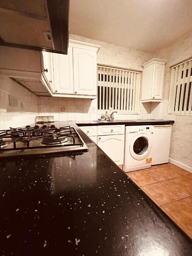 Cute Spacious 2 Bedroom House, Sleeps 8, Free Street Parking, Easy Access Lock Box Entry, 2 Minute Drive From City Centre Ліверпуль Екстер'єр фото